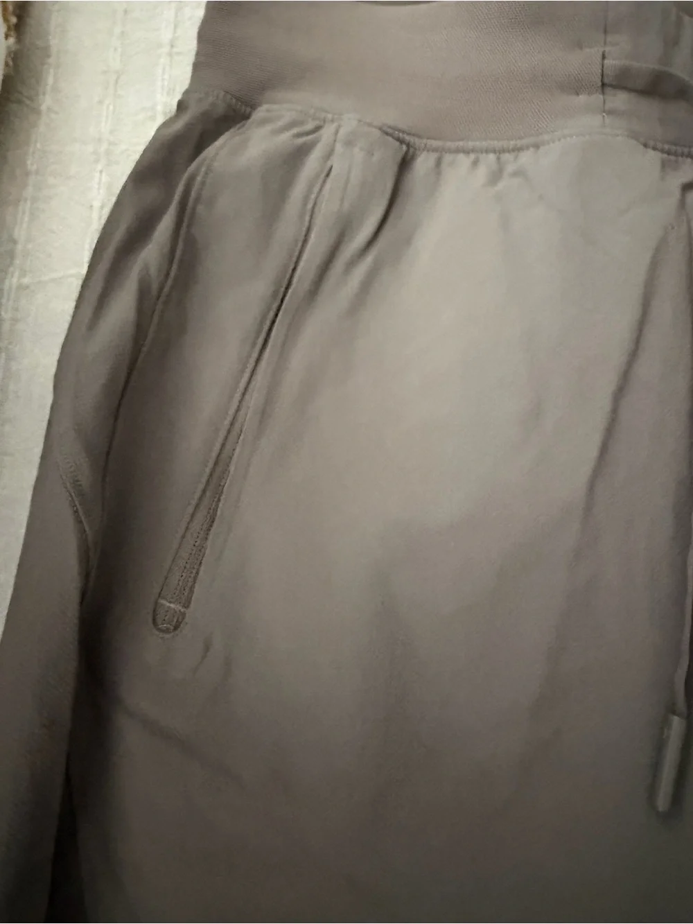 lululemon athletica women Taupe Lightweight Joggers Waist 25 Inseam 28